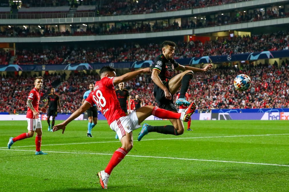 Benfica reage a duas desvantagens e empata com Ajax nos 'oitavos' da Liga dos Campeões