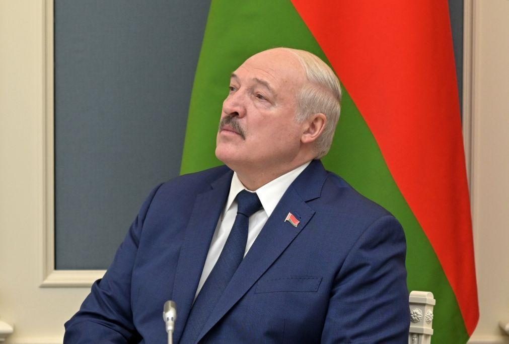 Ucrânia: Lukashenko diz que Bielorrússia não vai participar na invasão