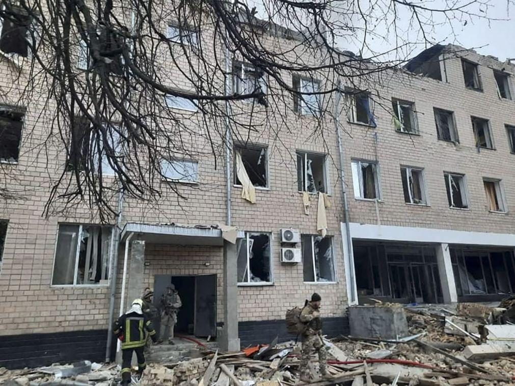 Ucrânia: Forças russas atacam em três frentes e há vítimas civis