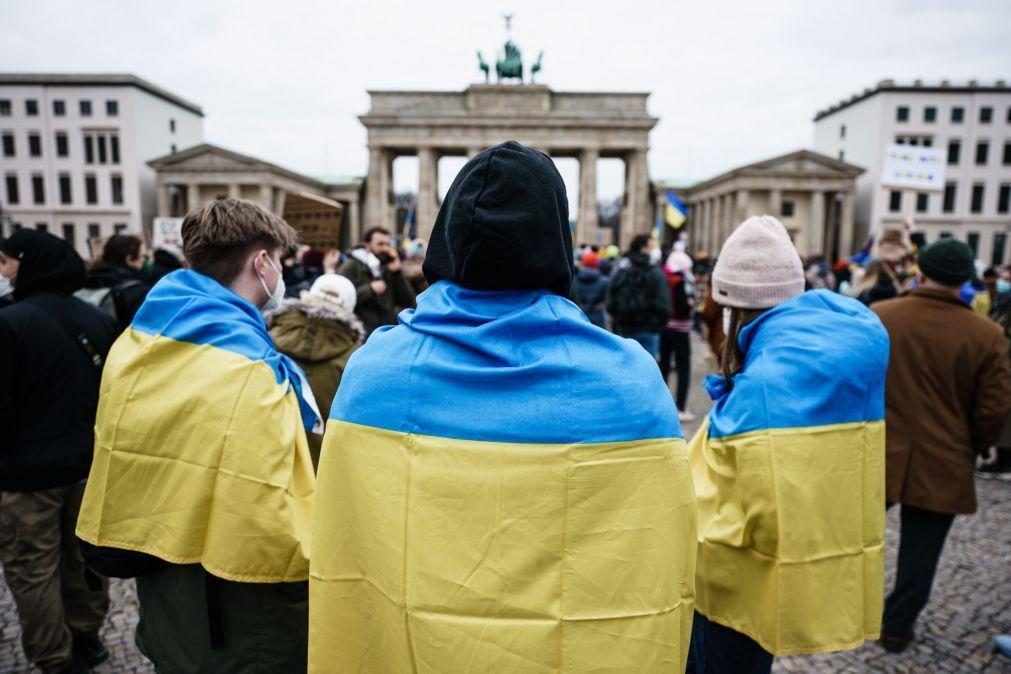 Ucrânia: Centenas de pessoas pedem paz junto às Portas de Brandeburgo