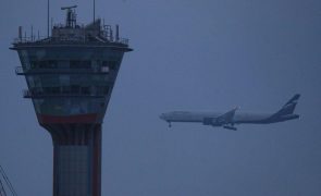 Aviões russos proibidos de voar no Reino Unido e bens do banco VTB congelados