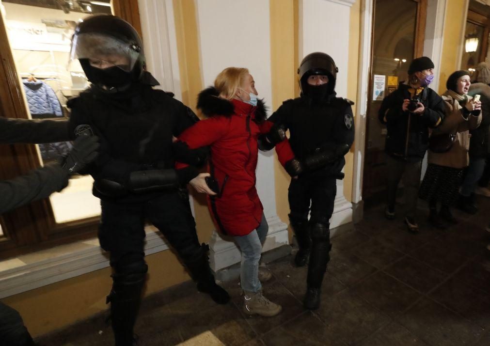 Ucrânia: Polícia russa detém centenas de pessoas em protestos contra invasão