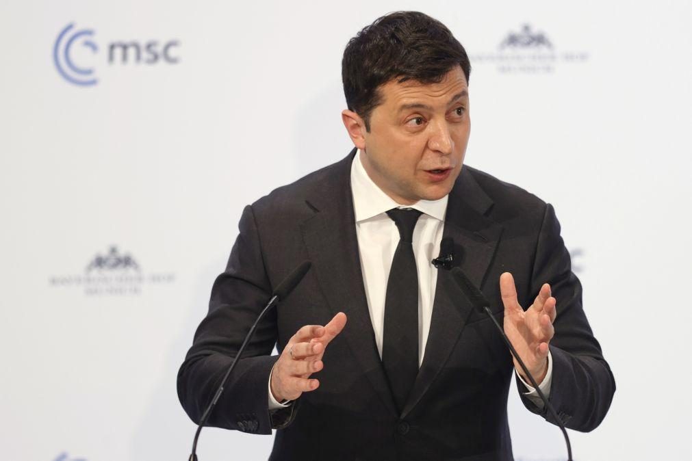Ucrânia: Presidente Zelensky lamenta resposta europeia