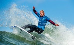 Três portugueses em ação na prova do circuito mundial de surf em Peniche