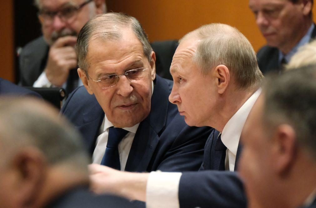 Ucrânia: Chefes da diplomacia da UE acordam sancionar Putin e Lavrov