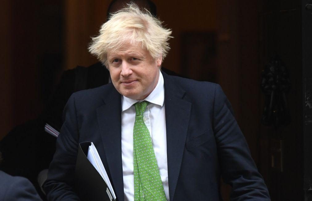 Johnson diz em russo aos russos: esta guerra não é em