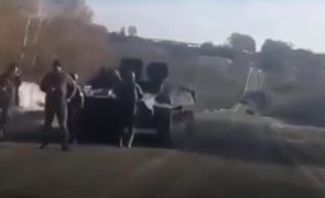 Ucranianos cruzam-se com tanque russo empanado e oferecem boleia ao inimigo de volta à Rússia