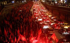 Milhares de manifestantes protestam em Atenas contra aumento do custo de vida