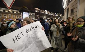 Ucrânia: Russos continuam a manifestar-se nas ruas apesar das detenções