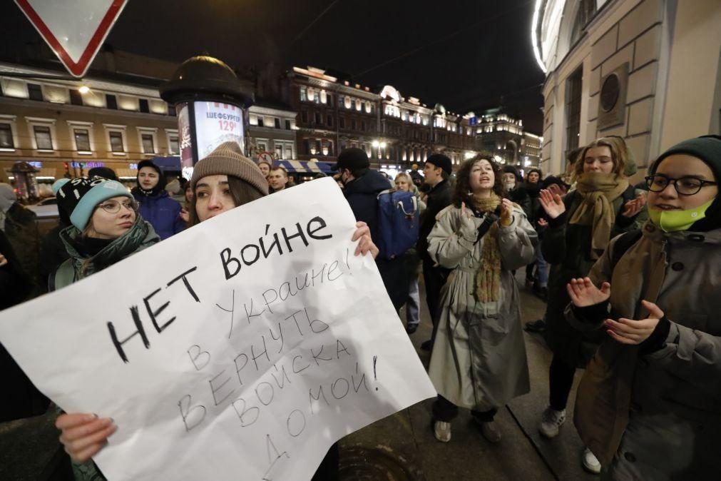Ucrânia: Russos continuam a manifestar-se nas ruas apesar das detenções