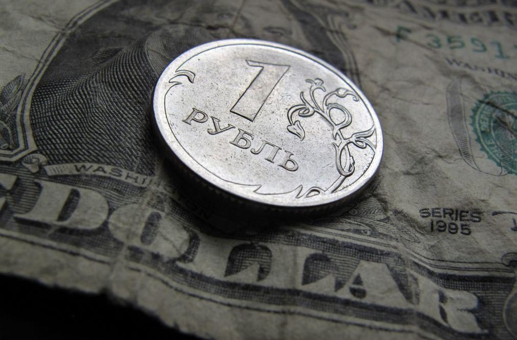 Rússia proíbe residentes de transferir divisas para o estrangeiro