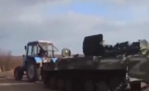 Trator ucraniano rouba tanque blindado russo [vídeo]