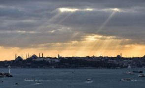 Ucrânia: Turquia bloqueia navios militares nos estreitos do Bósforo e de Dardanelos