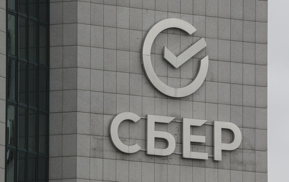 Ucrânia: Governo britânico sanciona o maior banco russo