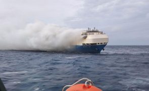 Navio que se incendiou ao largo dos Açores afundou durante o reboque