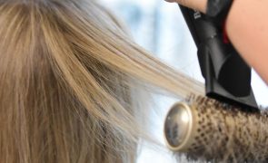 Deve deixar o cabelo secar ao natural ou com secador?