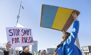 Ucrânia: UE concretiza exclusão de 7 bancos russos do sistema SWIFT em 12 de março