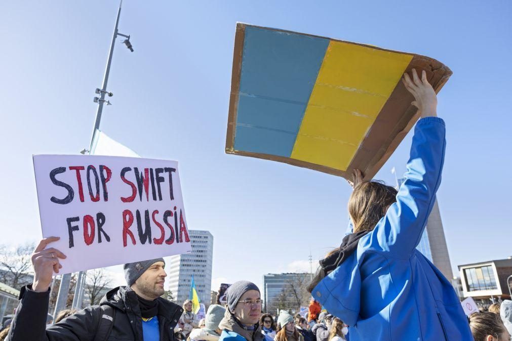 Ucrânia: UE concretiza exclusão de 7 bancos russos do sistema SWIFT em 12 de março