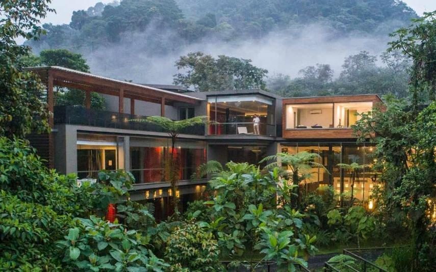 O resort de luxo em plena floresta tropical