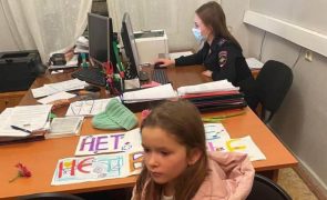 Crianças russas detidas por participarem em manifestação contra a guerra