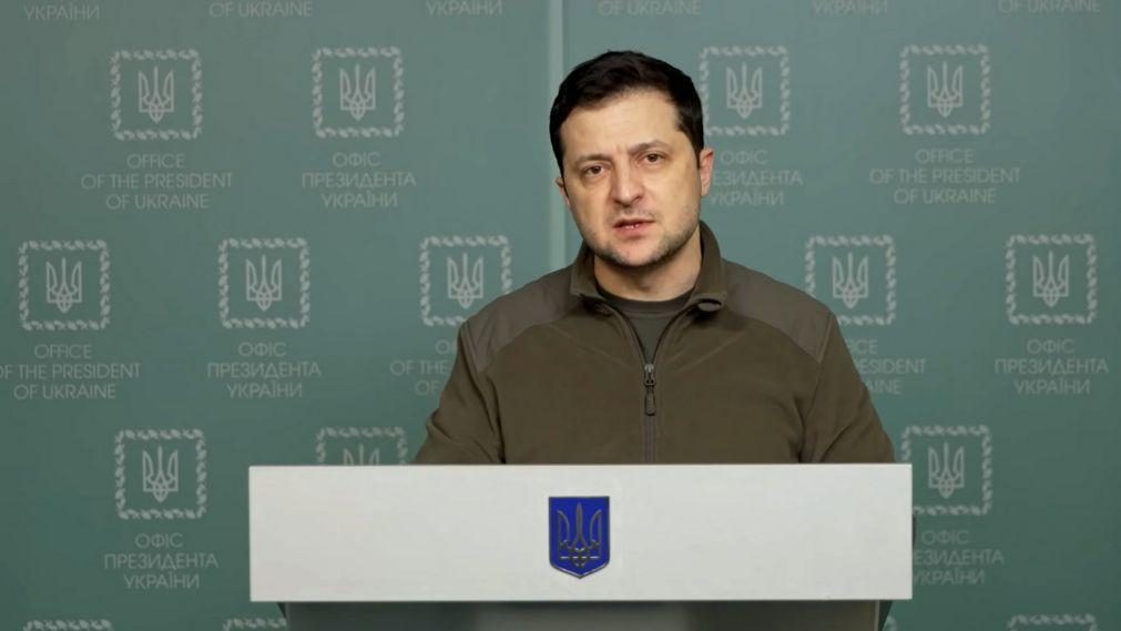 Ucrânia: Zelensky acusa Moscovo de recorrer ao 