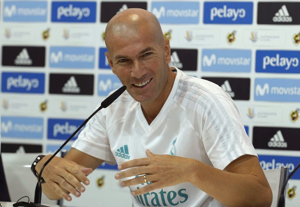 Zidane renova contrato com o Real Madrid por mais três anos