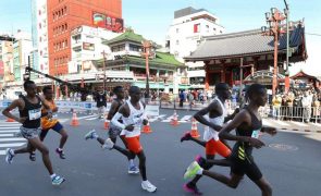 Recordistas mundiais Kipchoge e Kosgei vencem Maratona de Tóquio
