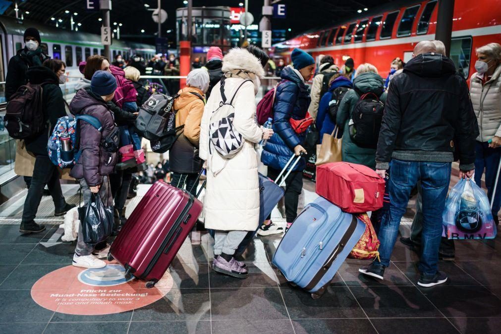 Ucrânia: Milhares de refugiados recebidos na estação central de comboios de Berlim