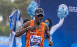 Atleta Stephen Mokoka estabelece novo recorde mundial dos 50 quilómetros