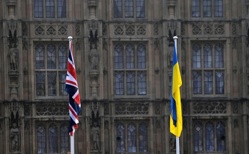 Ucrânia: Boris Johnson aborda com Zelensky envio de mais 