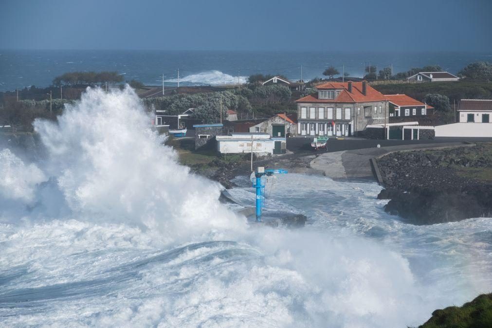Alerta nos Açores para ondas que podem chegar aos 10 metros nesta 3.ª feira