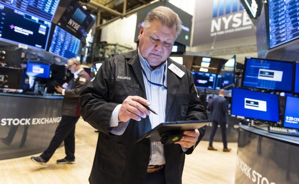 Wall Street segue em terreno negativo e preço do petróleo continua a subir
