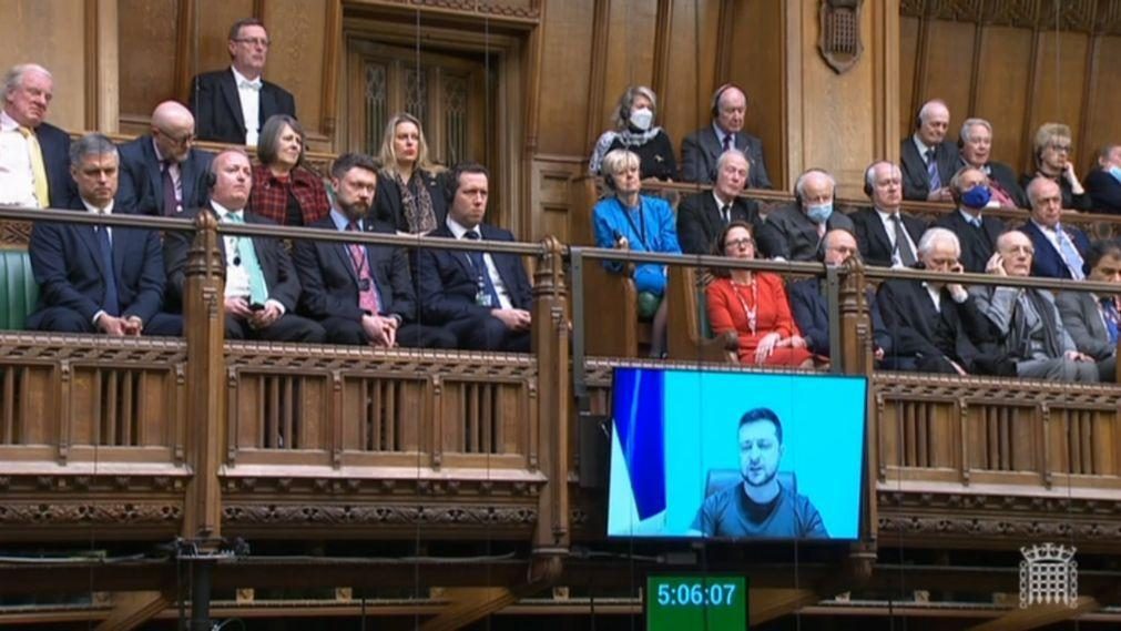 Zelensky pede mais ajuda em discurso remoto no parlamento britânico