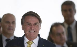 Presidente do Brasil volta atrás e assina decreto contra pobreza menstrual