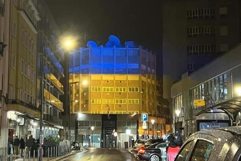 Manifestantes “pintam” Embaixada da Rússia em Lisboa com as cores da Ucrânia