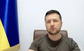 Ucrânia: Zelensky diz que pelo menos 35 mil civis foram retirados de cidades sitiadas