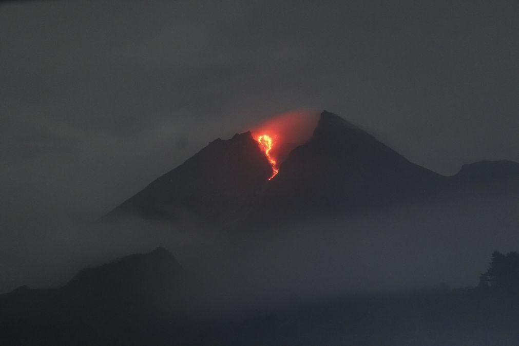 Cinza e lava do vulcão indonésio Merapi obrigam a retirar mais de 250 residentes