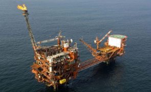 Petrolífera italiana Eni suspende compra de petróleo bruto da Rússia