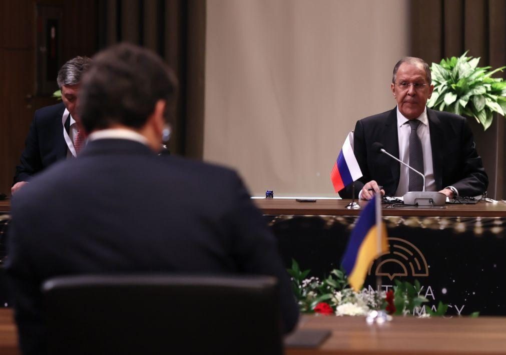 Ucrânia: Países que armam Kiev são responsáveis por ações perigosas, diz Lavrov
