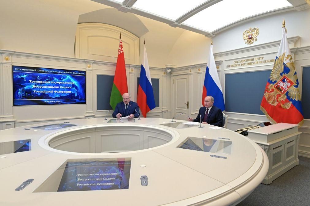 Ucrânia: Presidentes russo e bielorrusso acordam apoio mútuo para lidar com sanções
