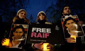 Ativista Raif Badawi proibido de deixar a Arábia Saudita durante 10 anos após libertação