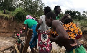Balanço marca 12 mortos, sobreviventes de ciclone em Moçambique equilibram-se entre escombros