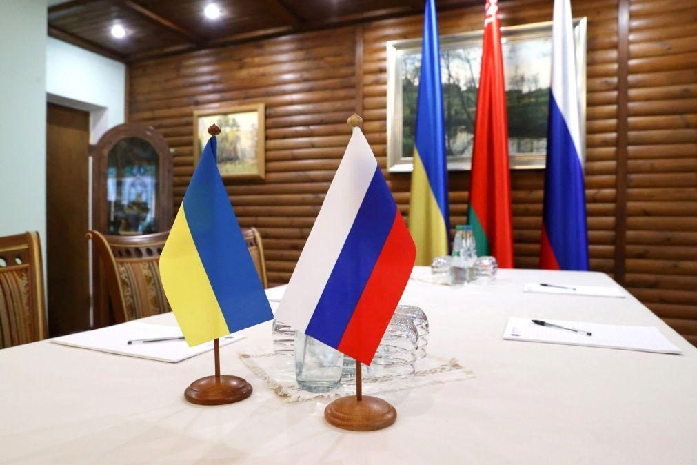 Ucrânia: Negociadores russos e ucranianos reunidos por videoconferência