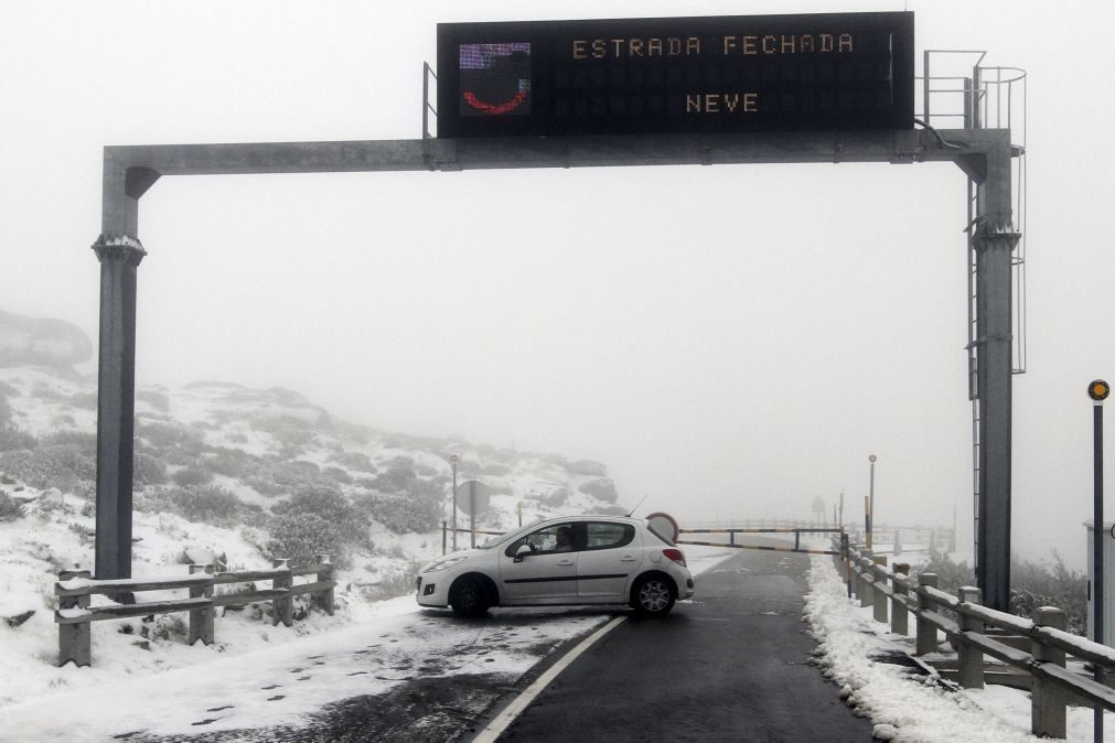 Estradas na Serra da Estrela cortadas devido à queda de neve
