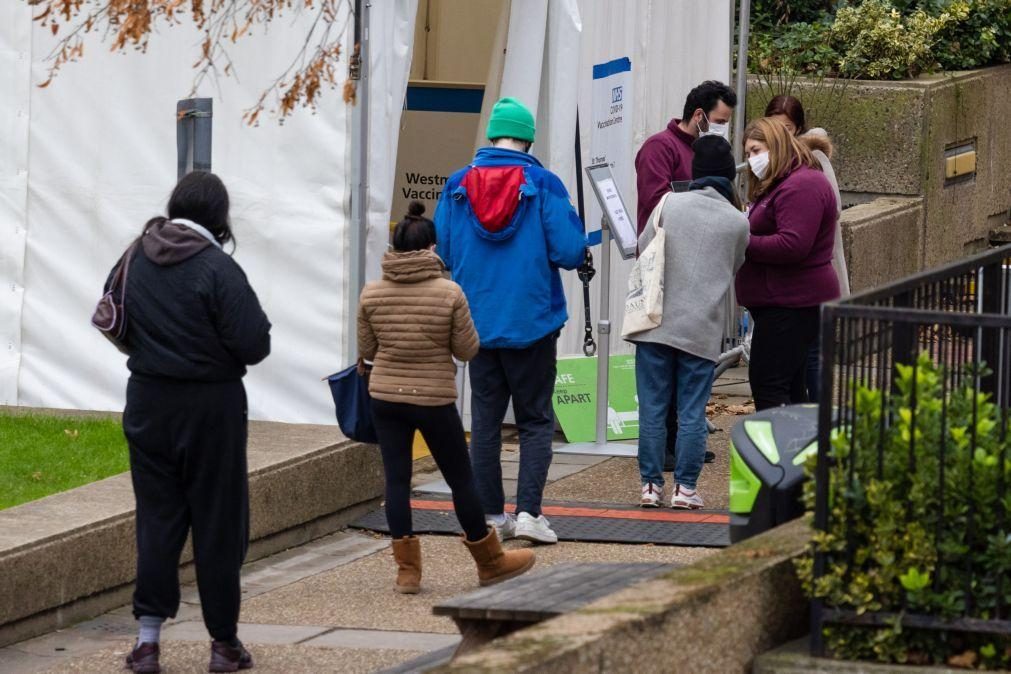 Covid-19: Reino Unido inicia programa de quartas doses de vacinas no fim de março