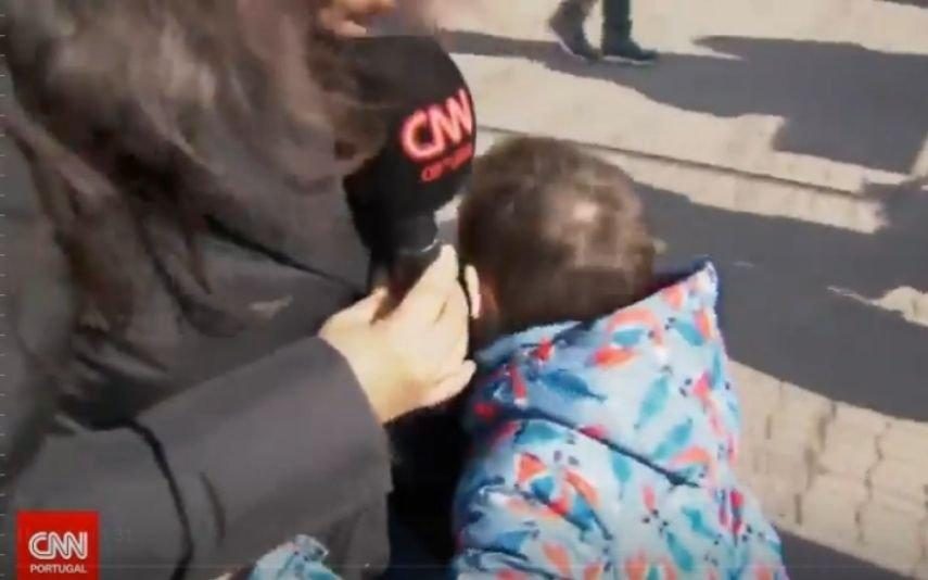 Criança ucraniana interrompe jornalista da CNN Portugal para abraçá-la [vídeo]