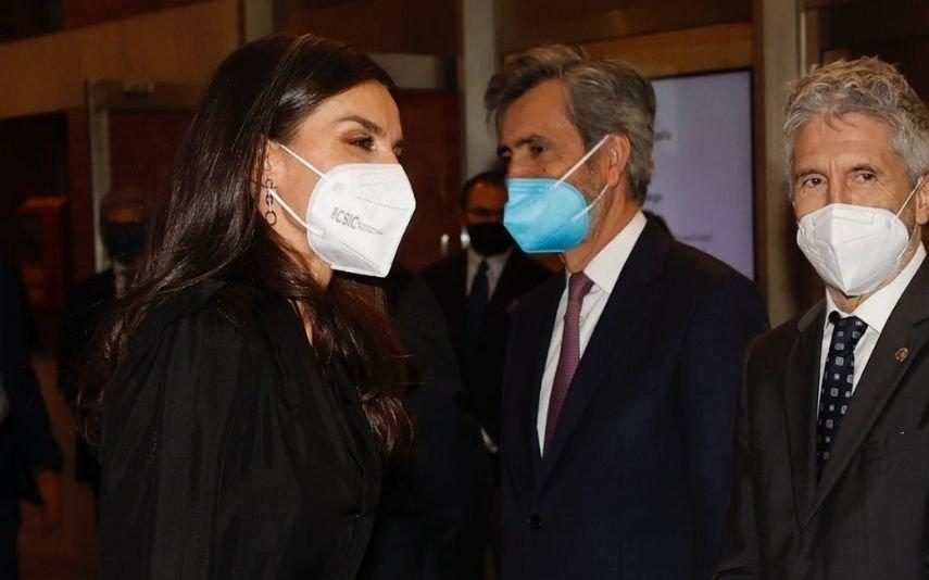 Letizia rouba atenções com look monocromático em homenagem às vítimas de terrorismo