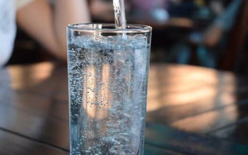 É esta a quantidade de água que deve beber por dia
