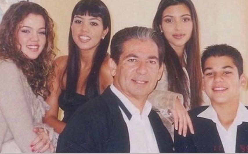Presta homenagem ao pai, Robert Kardashian, com imagens únicas