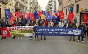 Quase meia centena de enfermeiros protestaram para exigir que Governo cumpra promessas